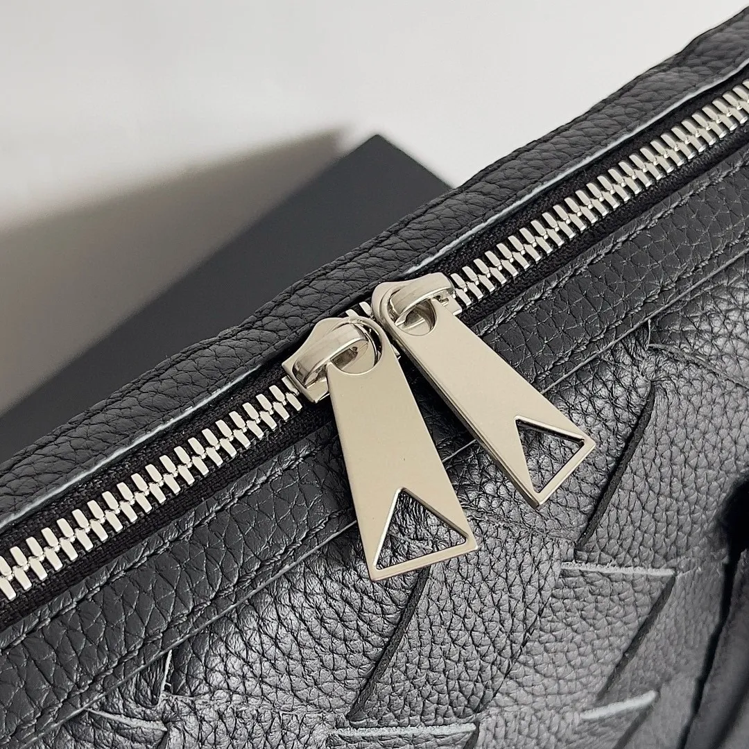 Batch 2520 ready to go BV new men's briefcase💼Different sizes and different styles of briefcases are suitable for any man. They can be matched with casual or formal wear🉑️A must-have choice for the workplace💼 ⚠️Original leather, original leather, using exquisite craftsmanship to weave different sizes on the leather🪡🪡 It presents a full sense of high-end, simple and unique design, it will definitely make you grand and fashionable in the workplace Style number: 799765 (690702) Size: 36*29*7.5cm